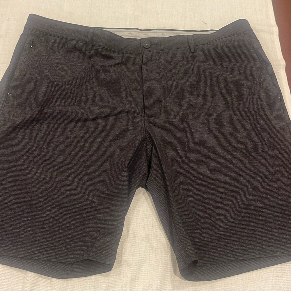 725 Tommy Bahama Chip Shot 10-Inch Short Black EUC